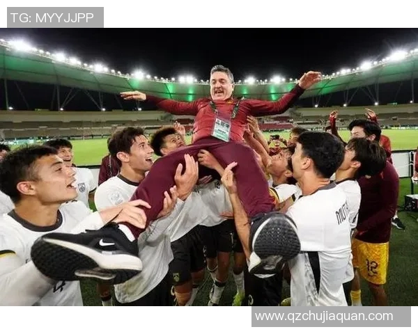 足球明星因个性张扬与执教风格被誉为狂人引发热议与争议