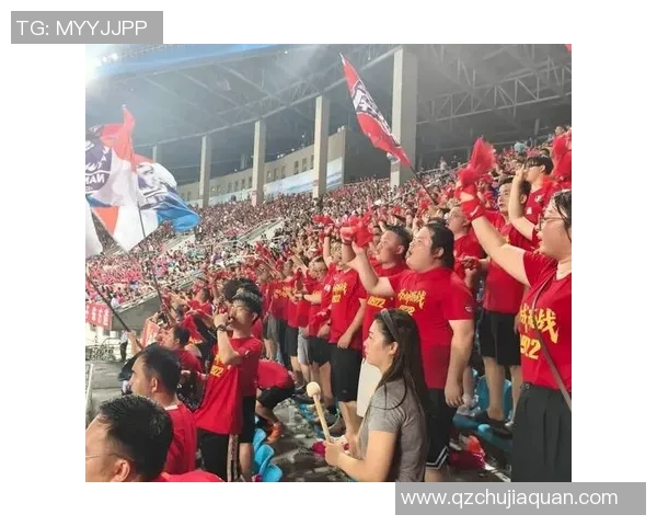 足球明星与粉丝亲密互动现场热烈气氛引发众人关注与欢呼